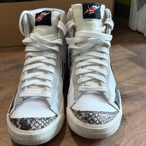 Nike men’s 8.5, women’s 10 White and Snake Print Sneakers